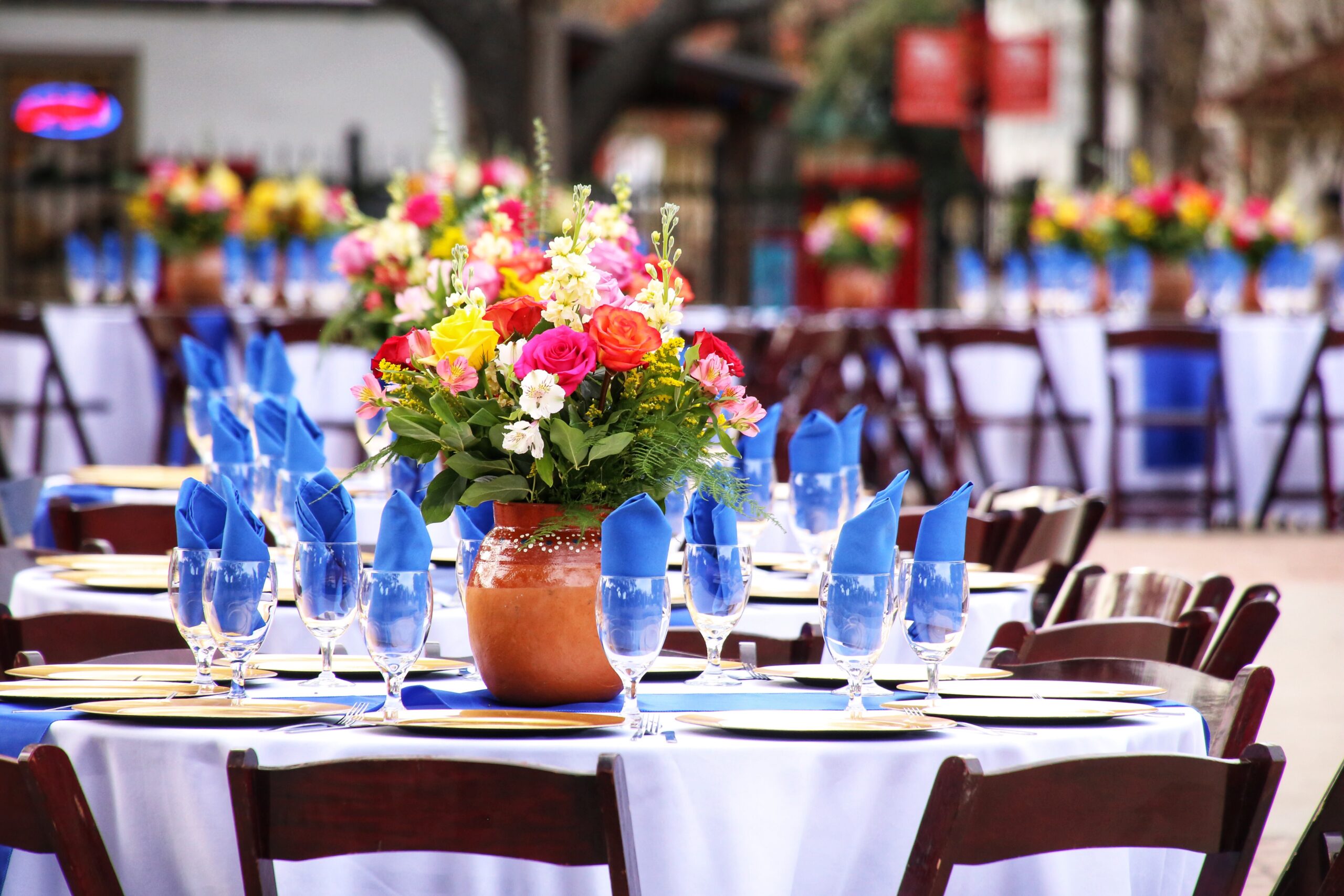 beautiful-table-setting-at-an-outdoor-wedding-venu-2026-01-05-00-21-52-utc